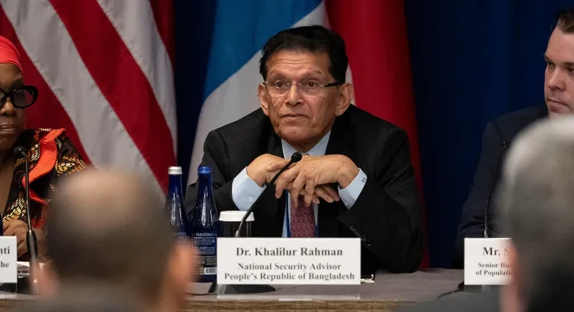 Dr. Khalilur Rahman, Savjetnik za nacionalnu sigurnost Narodne Republike Bangladeš, sjedi za stolom tokom sastanka, s američkom i ruskom zastavom u pozadini.