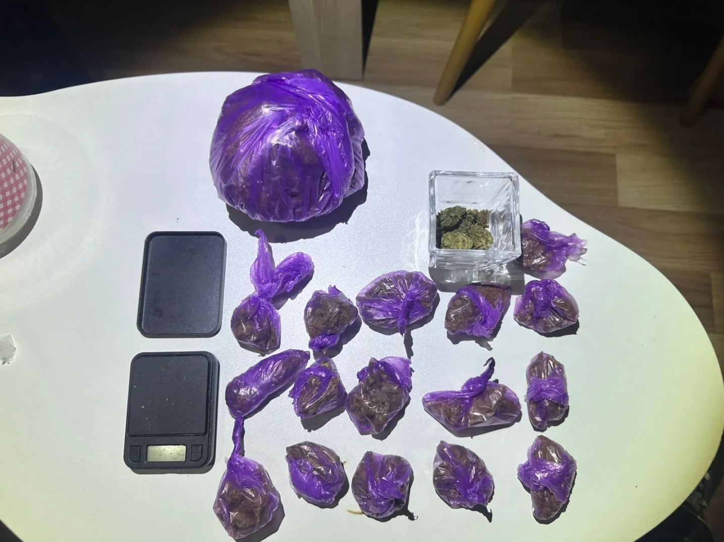 Brojne kesice sa marihuanom i digitalna vaga na stolu