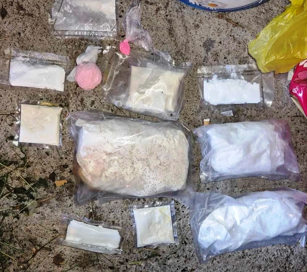 Zaplijenjena droga u različitim pakovanjima.