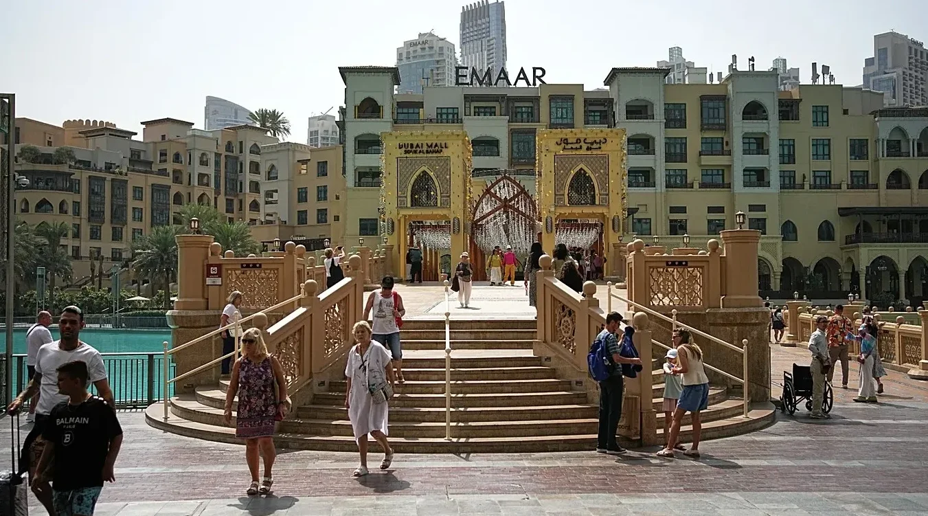 Most ispred Dubai Malla i Souk Al Bahara sa fontanom u pozadini