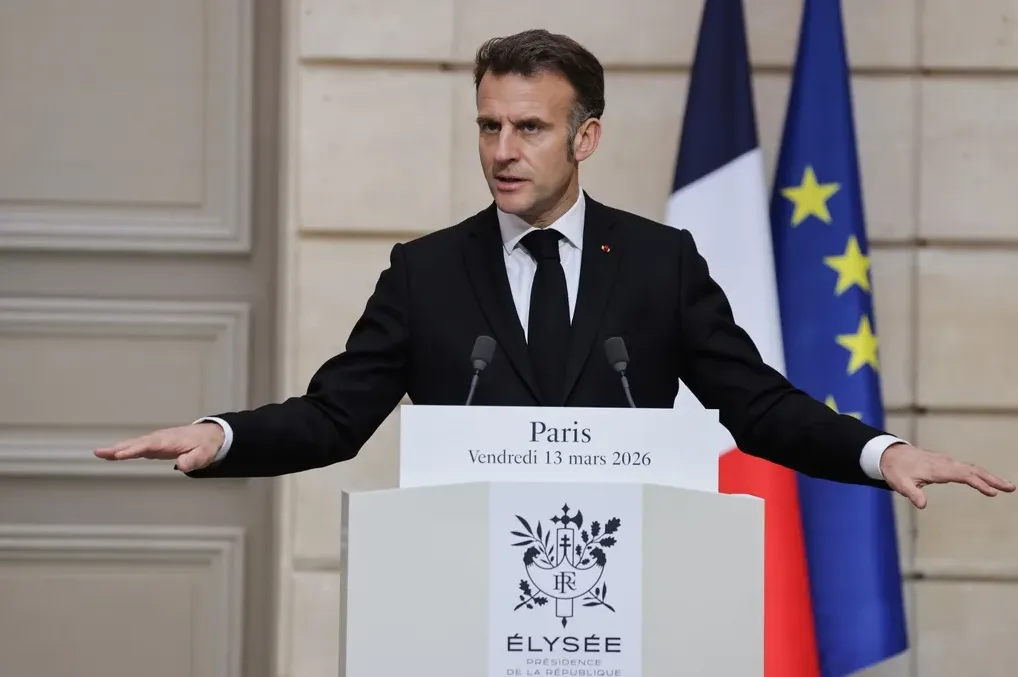 Francuski predsjednik Emmanuel Macron govori iza govornice sa zastavama Francuske i Evropske unije u pozadini.
