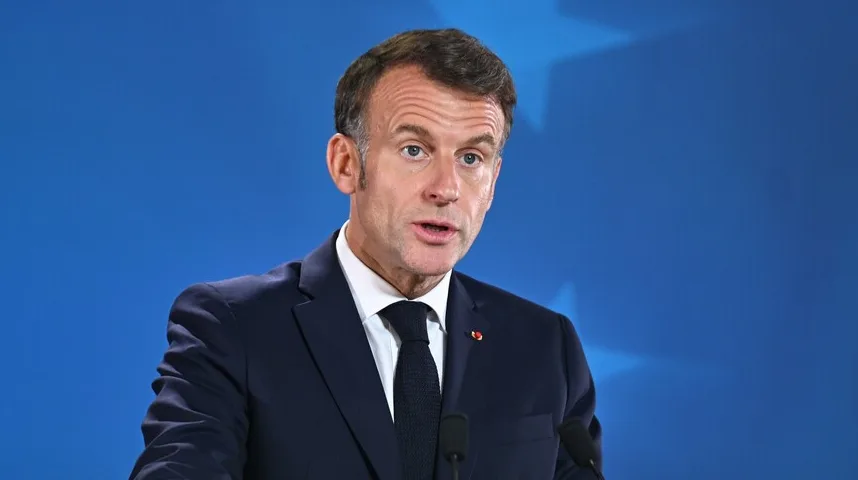 Emmanuel Macron govori sa govornicom