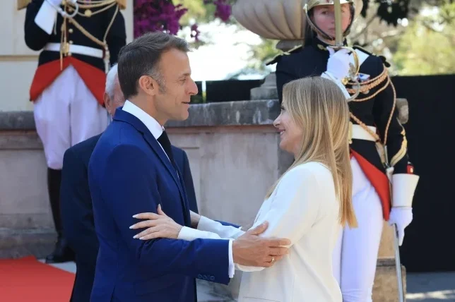 Francuski predsjednik Emmanuel Macron i italijanska premijerka Giorgia Meloni zagledani jedno u drugo ispred palate Jelisej
