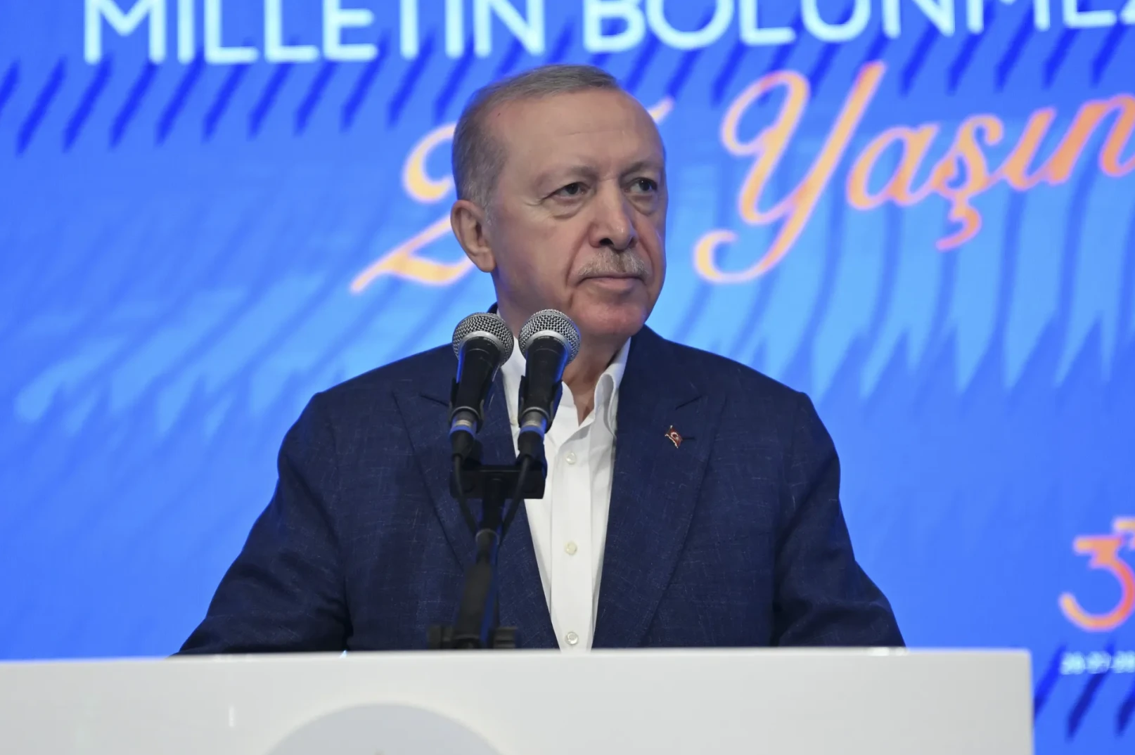 Recep Tayyip Erdoğan obraća se javnosti sa govornice.