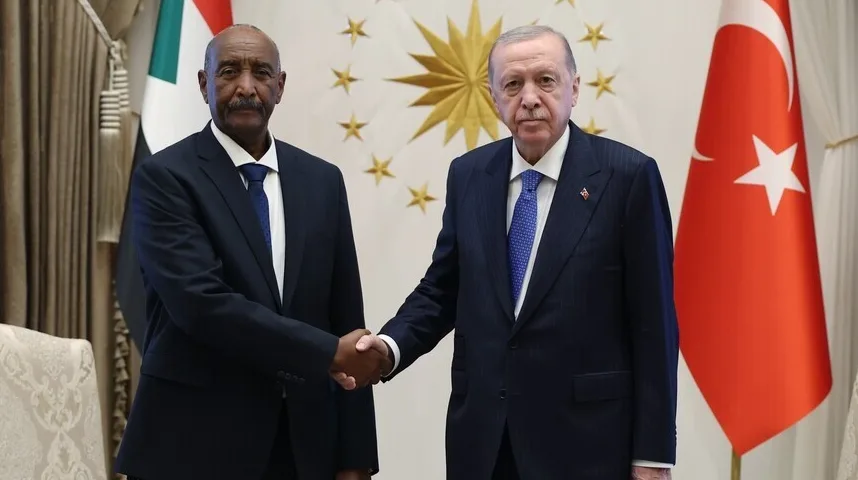 Recep Tayyip Erdoğan i Abdel Fattah al-Burhan se rukuju ispred turske i zastave Sudana.