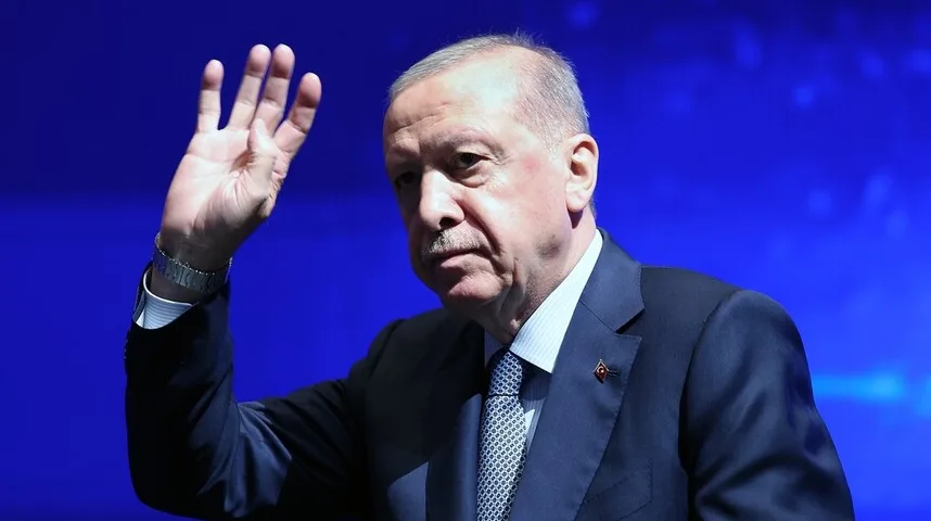 Recep Tayyip Erdogan diže ruku sa podignuta četiri prsta.