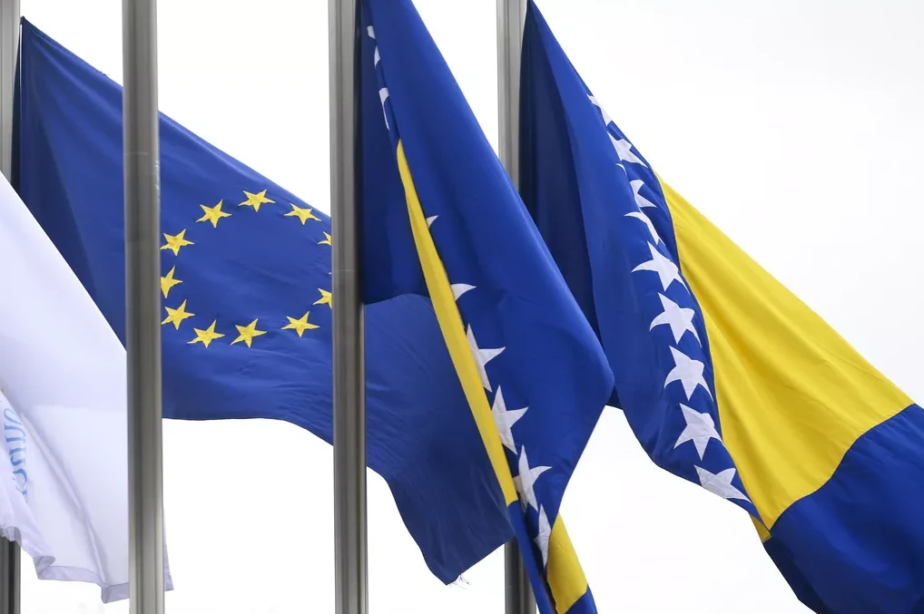Zastave Evropske unije i Bosne i Hercegovine na vjetru