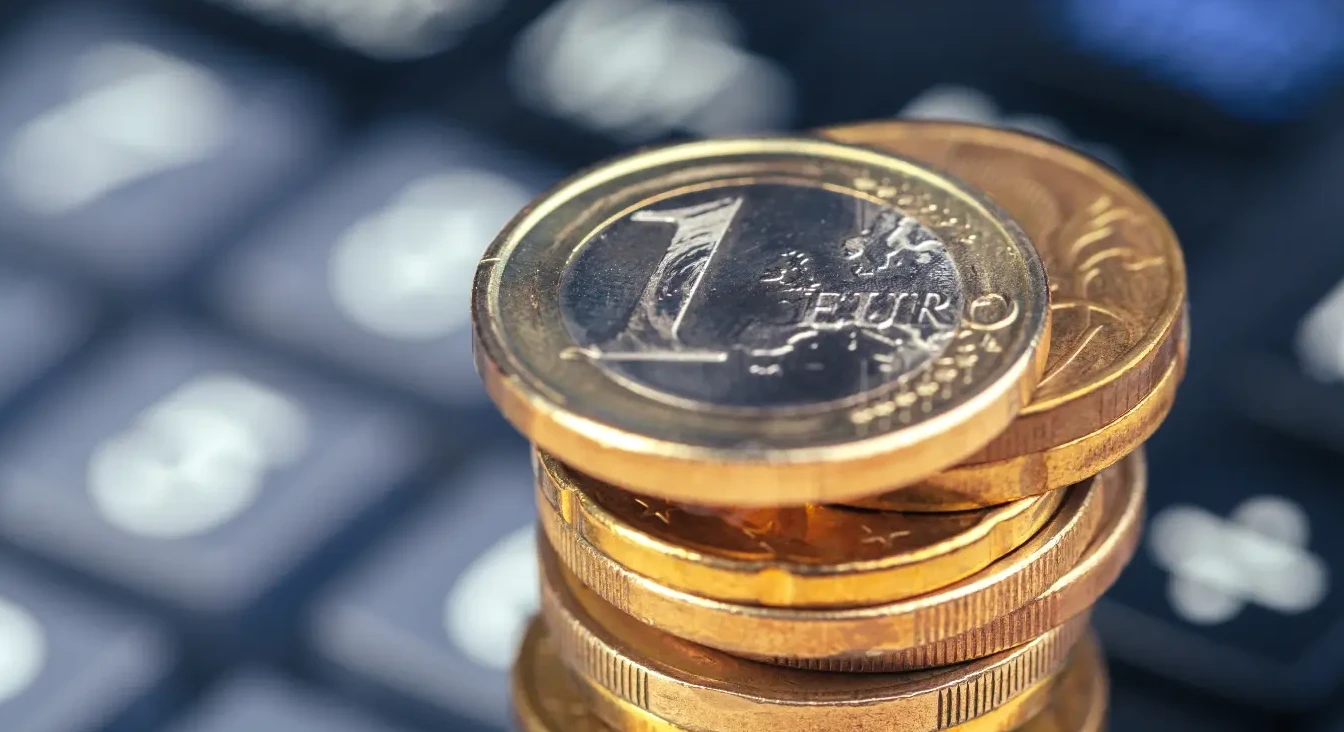 hrpa euro novčića na plavoj tastaturi