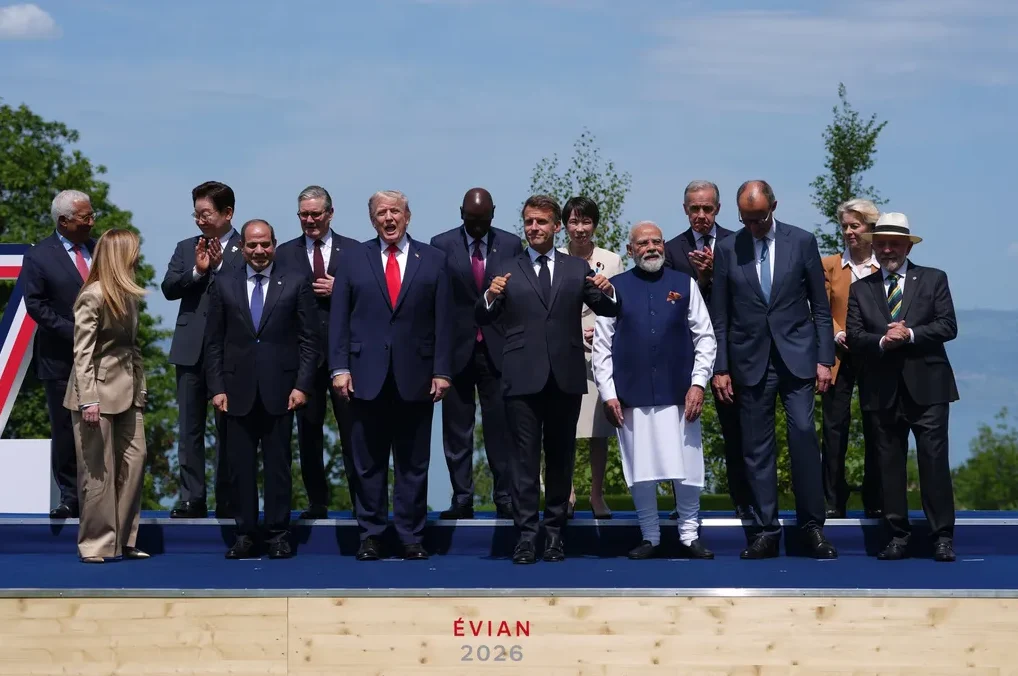 Grupa svjetskih lidera pozira za fotografiju na samitu u Evianu 2026. godine, uključujući Donalda Trumpa, Emmanuela Macrona i Narendru Modija.