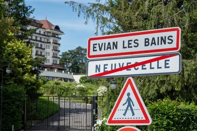 Saobraćajni znaci za Evian les Bains i Neuvecelle, uz pješački prelaz.