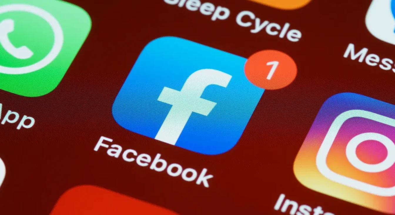 Ikona Facebook aplikacije sa crvenim krugom koji prikazuje broj 1, što ukazuje na obavijest.