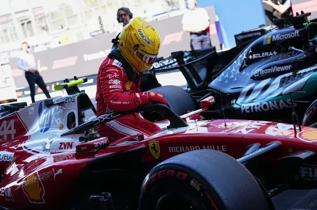 Vozač Formule 1 u crvenom bolidu
