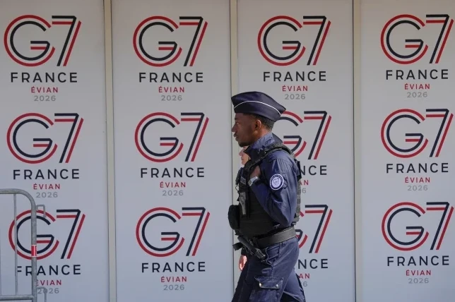 Pripadnik osiguranja pored natpisa G7 Francuska, Évian 2026.