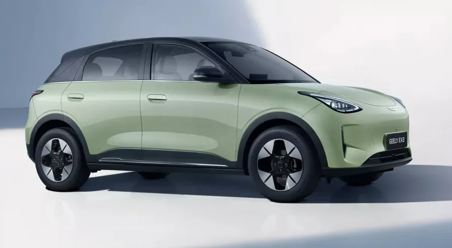 Zeleni Geely EX2 električni automobil u pokretu.