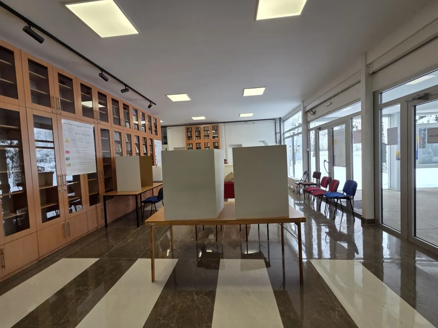 Unutrašnjost zgrade sa policama i stolovima