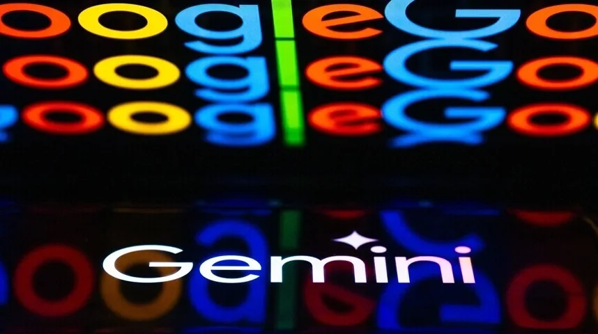 Reflektujući logotip Google Gemini na tamnoj pozadini.