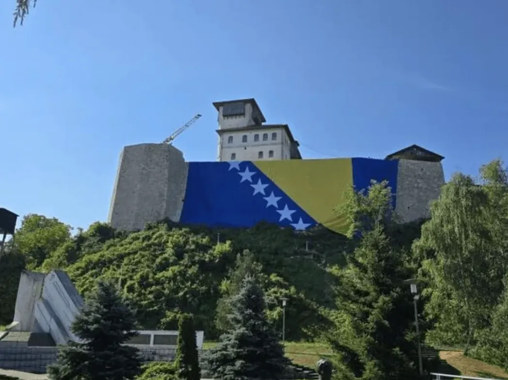 Tvrđava s istaknutom zastavom Bosne i Hercegovine i dizalicom
