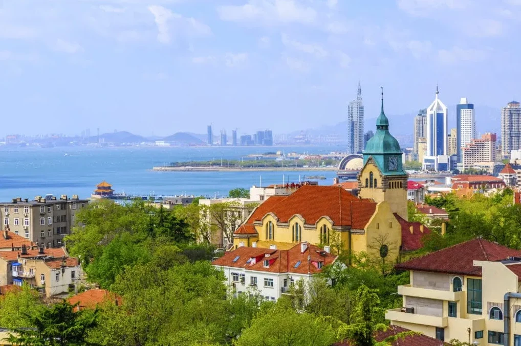 Panoramski pogled na gradsku obalu s arhitektonskim znamenitostima i neboderima u daljini.