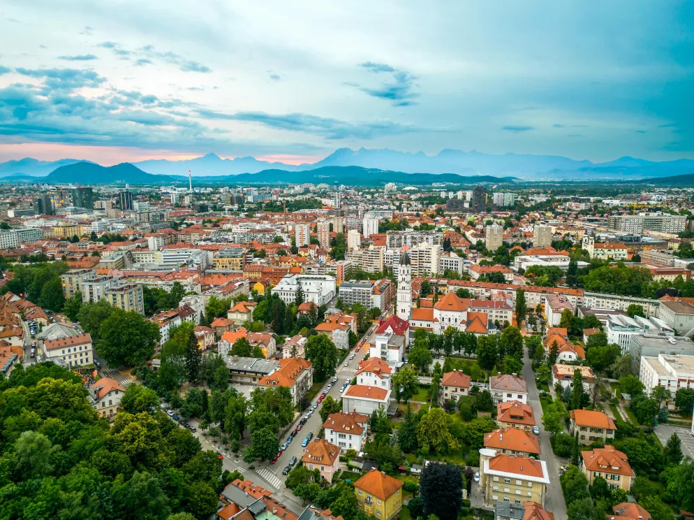 Panoramska zračna snimka grada Ljubljane u Sloveniji.