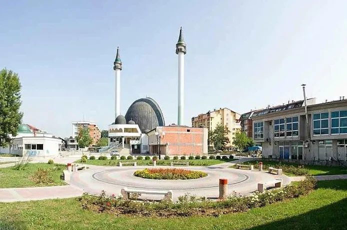 Gradski trg sa džamijom i minaretima u Bosni i Hercegovini
