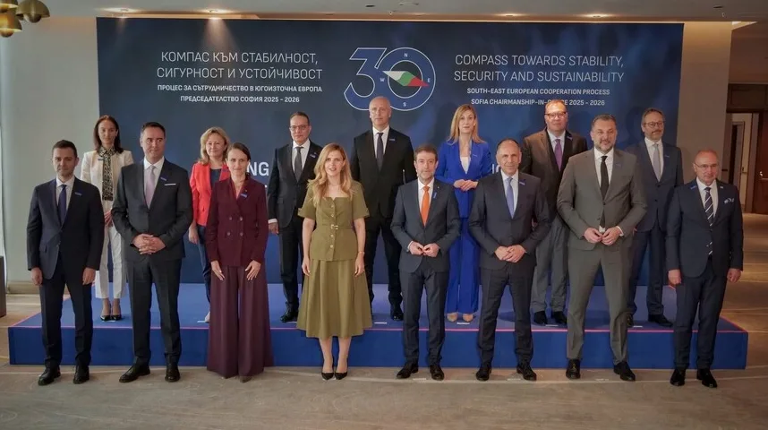 Grupa zvaničnika pozira za grupnu fotografiju ispred panoa sa natpisom 'Compass Towards Stability, Security and Sustainability' i logom bugarskog predsjedavanja.