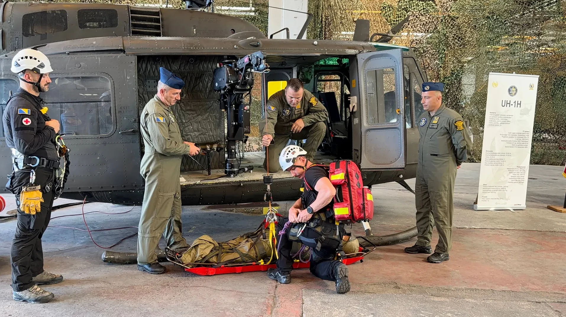 Vojna vježba spasavanja sa helikopterom UH-1H u Bosni i Hercegovini.
