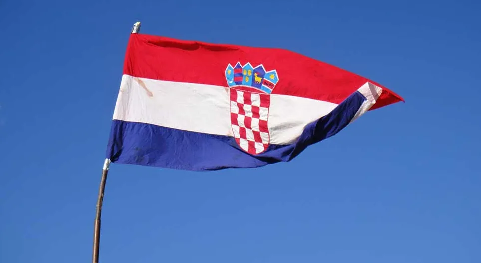 Hrvatska zastava sa šahovnicom i krunom od pet grbova