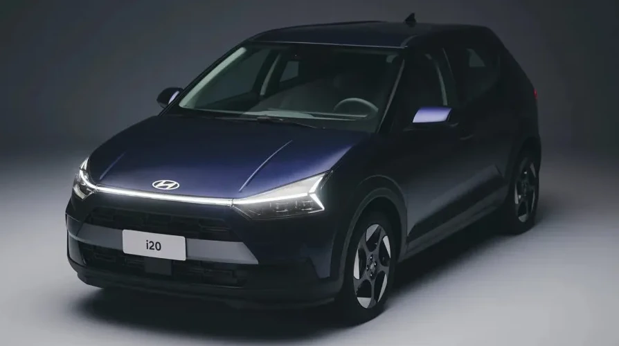 Tamni kameleonsko plavi Hyundai i20 sa LED svjetlosnom trakom na prednjoj strani.