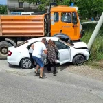 Vozač sletio s puta kod Laktaša i udario u banderu