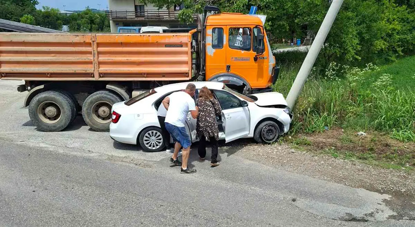 Vozač sletio s puta kod Laktaša i udario u banderu Vozač sletio s puta kod Laktaša i udario u banderu