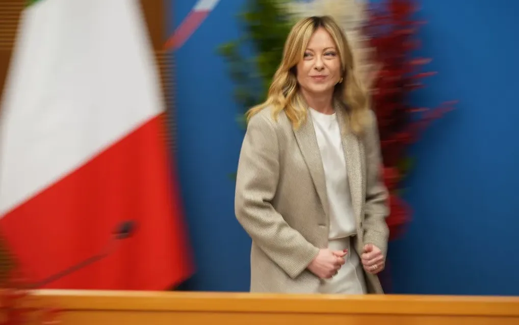 Italijanska premijerka Giorgia Meloni u hodniku