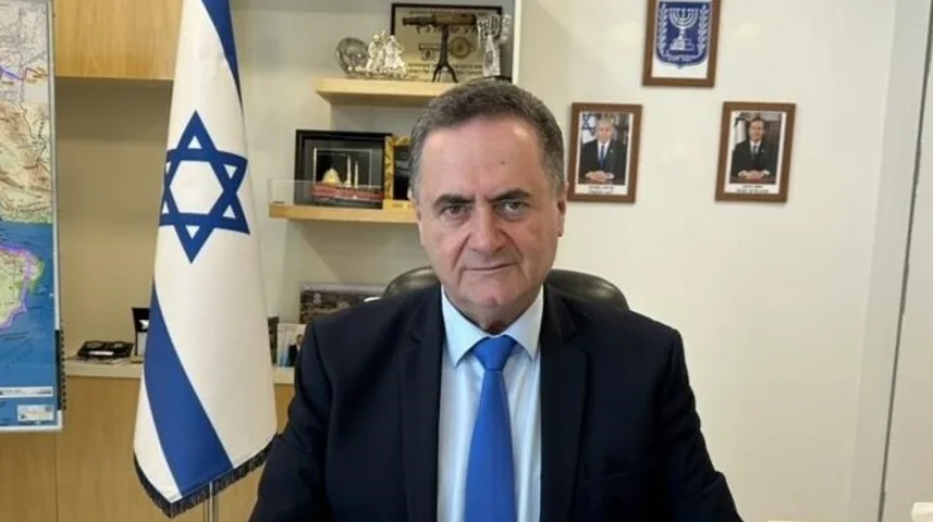 Portret izraelskog zvaničnika sa izraelskom zastavom u pozadini
