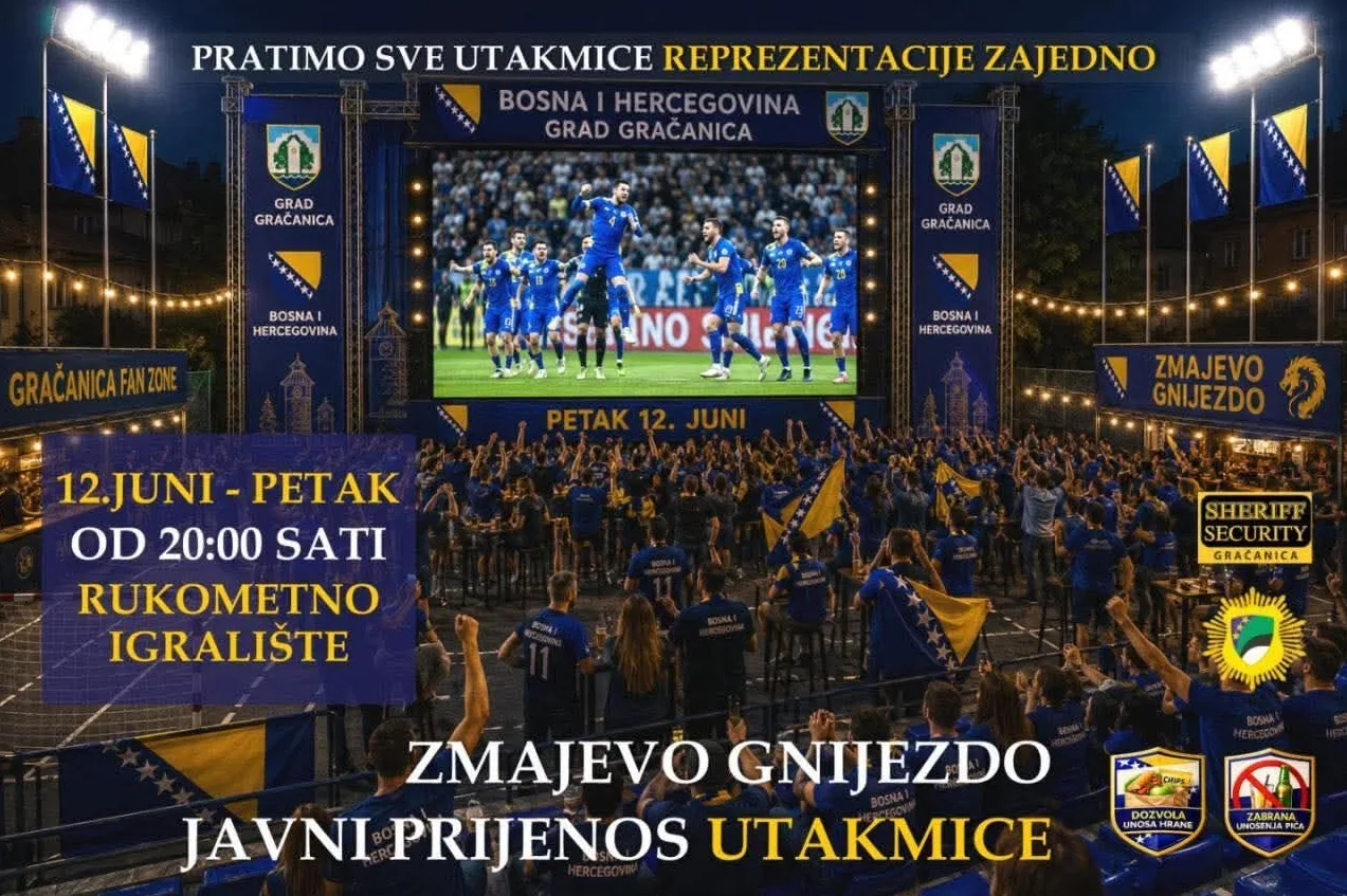 Veliki ekran sa utakmicom fudbalske reprezentacije Bosne i Hercegovine i okupljena publika koja navija na Rukometnom igralištu u Gračanici.