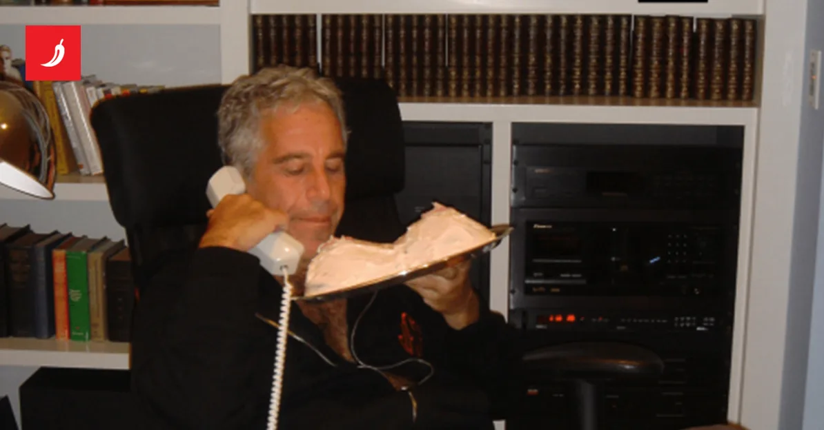 Jeffrey Epstein drži poslužavnik s bijelom tortom dok razgovara telefonom.