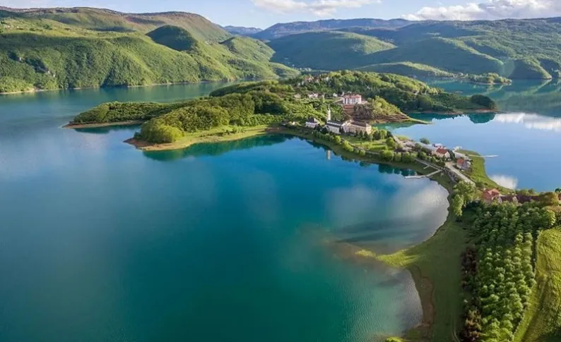 Zelenilo i jezerska obala sa naseljima