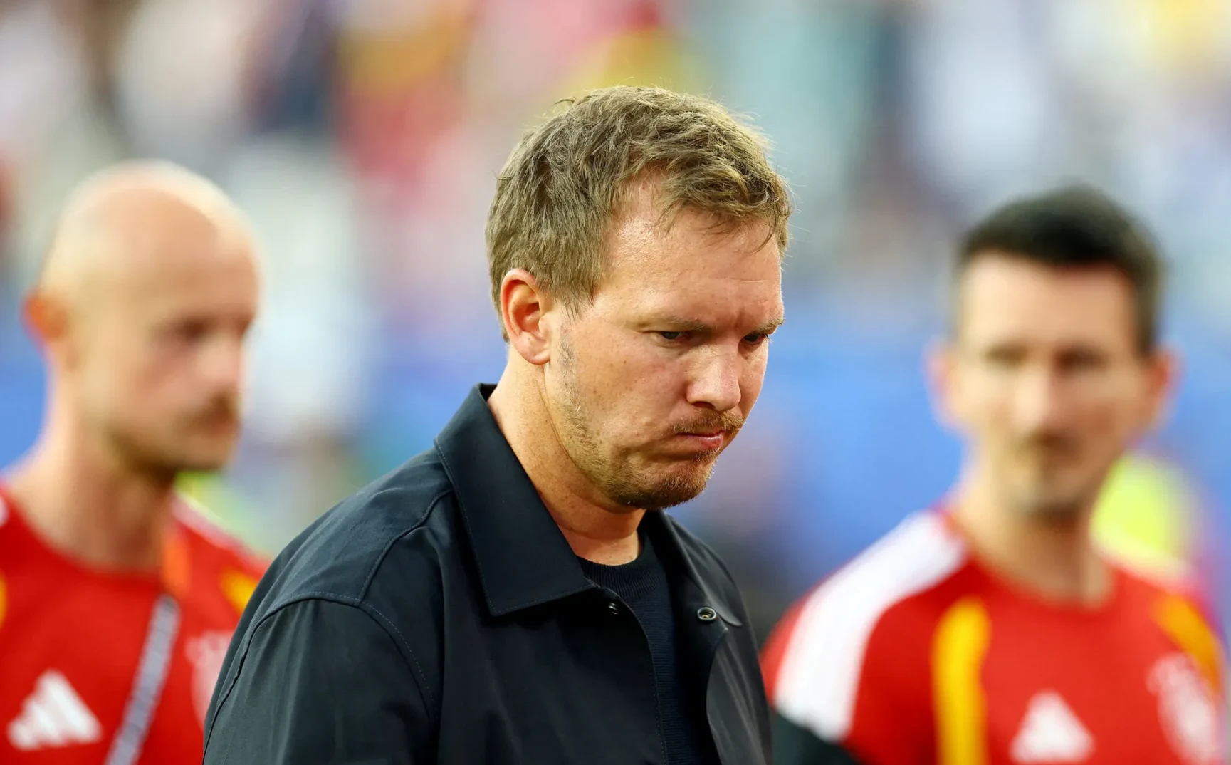 Fudbalski trener Julian Nagelsmann sa svojim pratnjama na stadionu