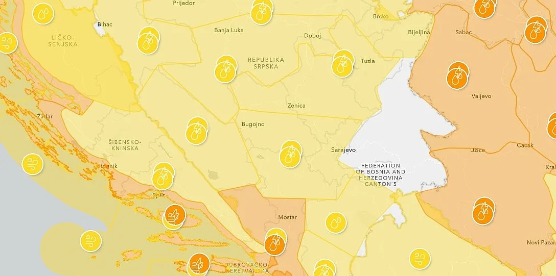 Karta Bosne i Hercegovine i Hrvatske sa prikazanim meteorološkim upozorenjima, uključujući simbole za vjetar, grmljavinu i kišu.