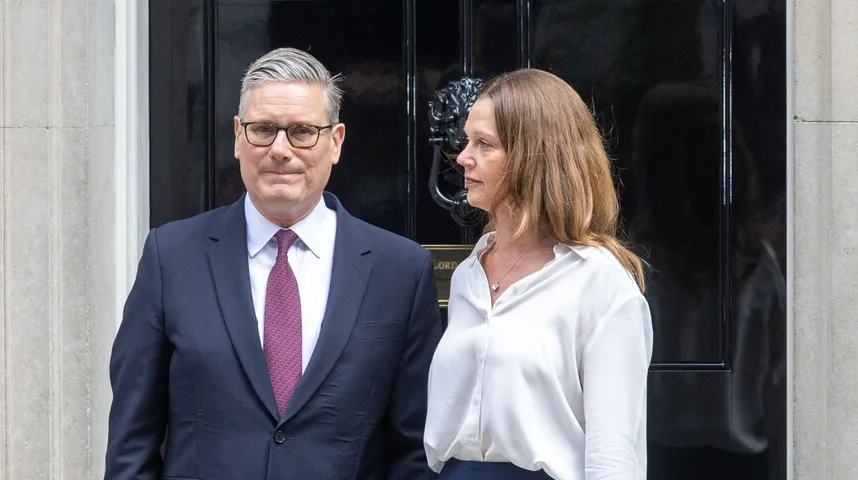 Keir Starmer i njegova supruga, Victoria Starmer, stoje ispred crnih vrata Downing Streeta 10.
