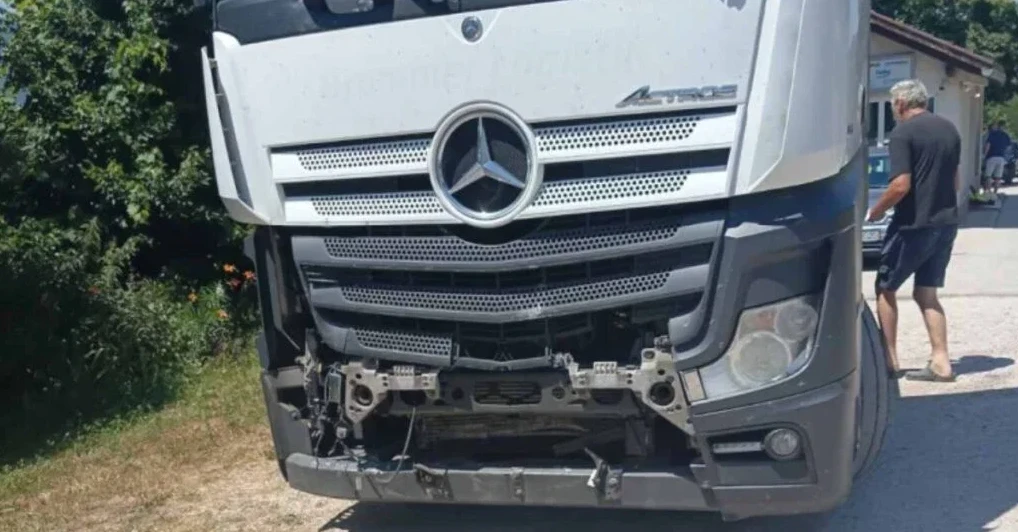 Mercedes-Benz kamion sa oštećenim prednjim branikom