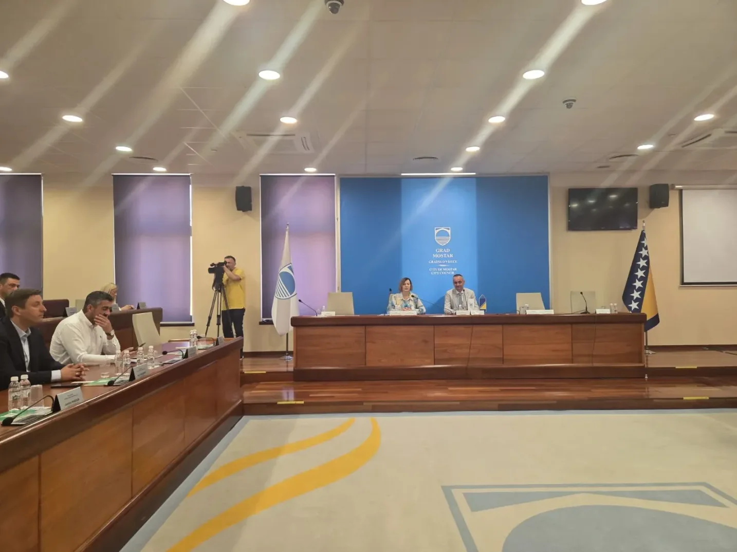 Dvoje ljudi sjedi za stolom tokom konferencije za medije u Gradu Mostaru.