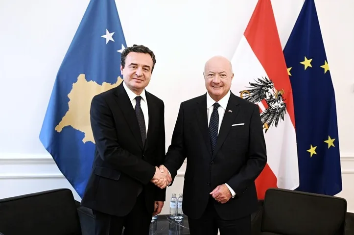 Albin Kurti i Karl Nehammer se rukuju ispred zastava Kosova, Austrije i Evropske unije.