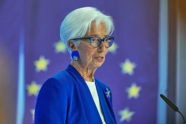 Portret Kristaline Georgieve, predsjednice Evropske centralne banke, sa bijelom kosom, plavim naočalama i plavim sakoom, kako govori pred pozadinom sa zvijezdama Evropske unije.