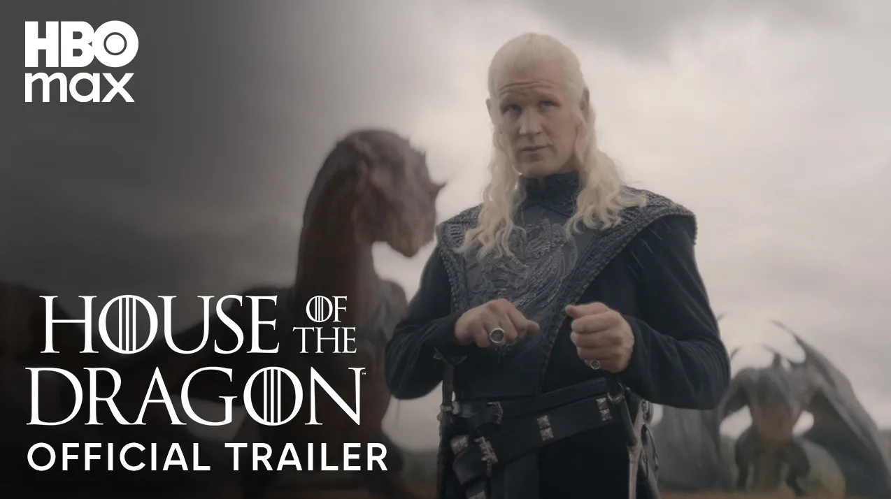 Promo fotografija za "House of the Dragon" sa HBO Max, prikazuje lik sa dugom plavom kosom i zmajeve u pozadini.