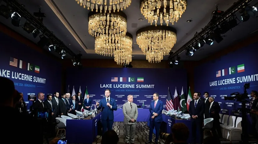 Visoki zvaničnici sa zastavama SAD-a, Katara, Pakistana i Irana stoje iza govornice na samitu Lake Lucerne Summit 2026 u Bürgenstocku.