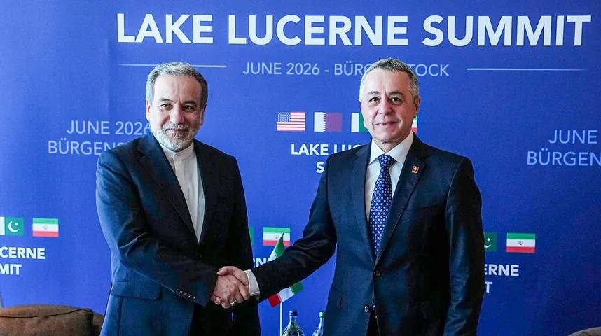 Dva političara se rukuju ispred plave pozadine s natpisom "LAKE LUCERNE SUMMIT".