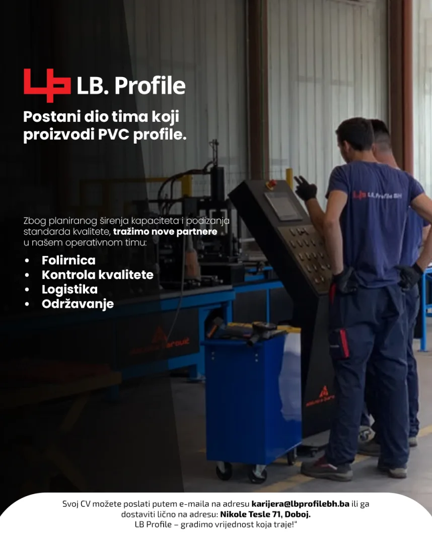 Dva radnika nadgledaju mašinu za proizvodnju PVC profila u LB Profile fabrici.