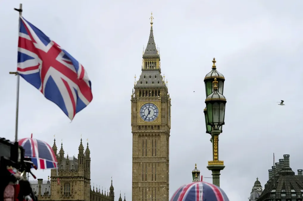 Velika Britanija zastava maše ispred Big Bena u Londonu.