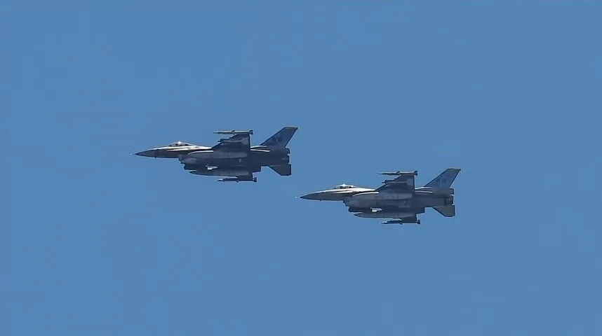 Dva lovca F-16 u formaciji na nebu
