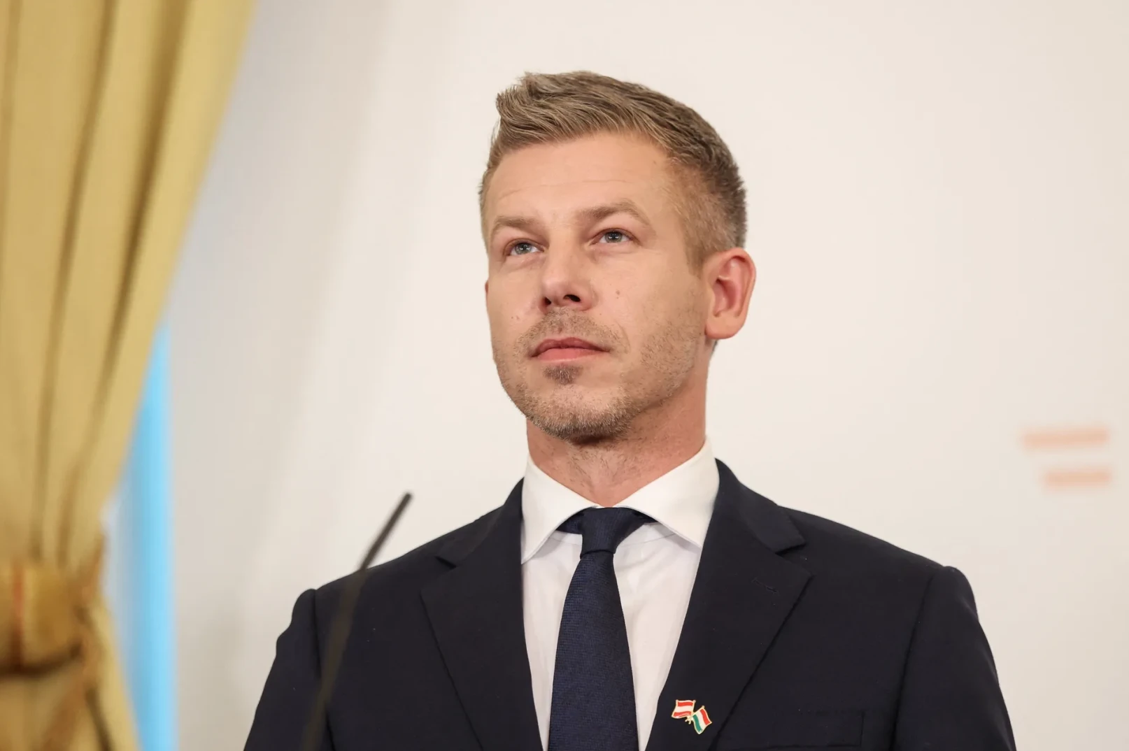 Portret mađarskog političara u tamnom odijelu i bijeloj košulji sa tamnim leptir mašnom.