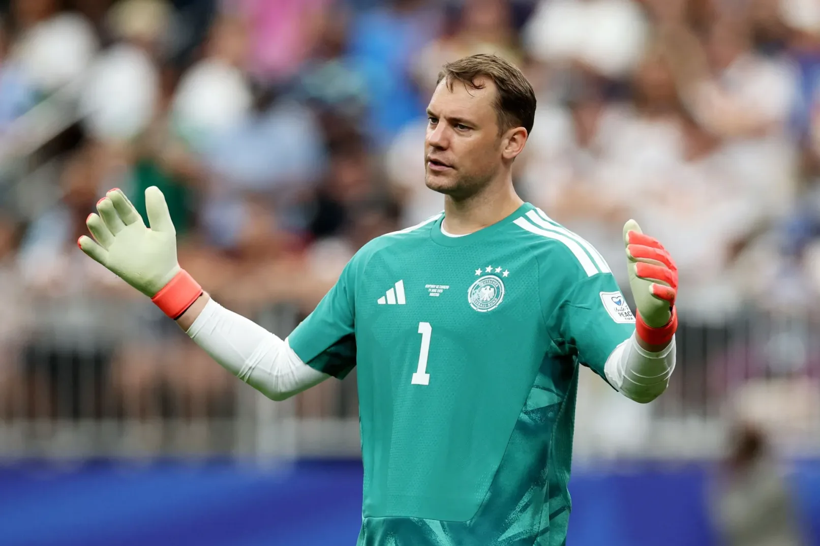 Manuel Neuer, golman njemačke nogometne reprezentacije, u zelenom dresu s brojem 1 i rukavicama.